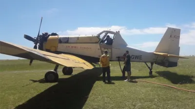 El foco de incendio se registró en la tarde del 23 de diciembre y desde entonces trabajan las cuadrillas y el avión hidrante en la zona.
