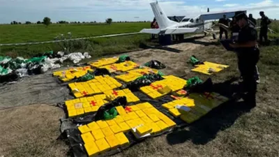 La policía de Entre Ríos, junto a la droga secuestrada de la avioneta que debió hacer un aterrizaje forzoso en las islas de Ibicuy.