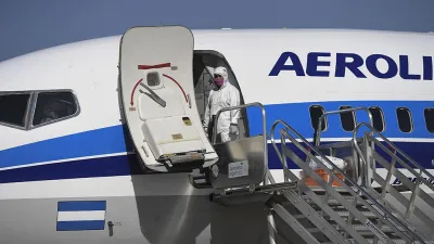 El transporte de media y larga distancia y vuelos de cabotaje funcionarán para esenciales