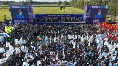Miles de personas acompañaron a Kicillof en el lanzamiento del Movimiento Derecho al Futuro.