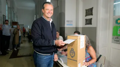 Adán Bahl votó en la Escuela Belgrano de Paraná. “Se pone en juego el futuro de los argentinos, de los entrerrianos, todos tenemos que aspirar que ese futuro sea con desarrollo, trabajo, en paz, armonía y unión”, expresó.