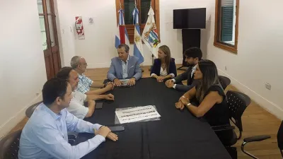 Bahl junto a funcionarios municipales y dirigentes de la DAIA