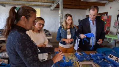 Bordet visitó una cooperativa de trabajo textil entrerriana que fabrica barbijos
