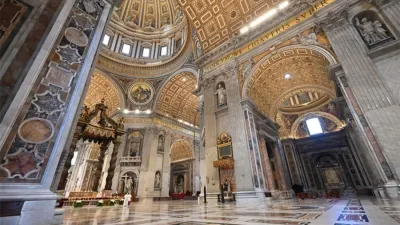 El Papa Francisco celebró la misa del Domingo de Pascua en la Basílica de San Pedro, pero a puertas cerradas debido al coronavirus.
