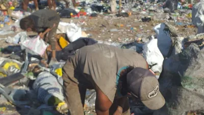 Realidad hiriente. La situación social golpea duro al interior de las familias y muchos deben buscar su sustento en los desperdicios acumulados en los basurales.