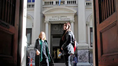 El listado publicado este viernes por el BCRA incluye a 434 contribuyentes, con sus correspondientes números de documento y CUIT. 