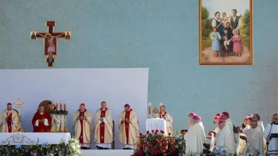 El clero asiste a la ceremonia de beatificación de la familia Ulma, que fue asesinada por los nazis alemanes por albergar a judíos en Markowa, Polonia.