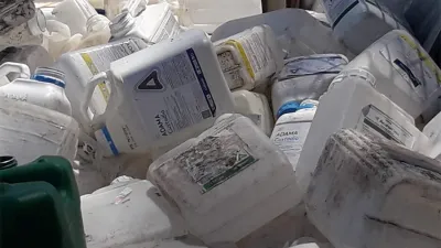 Arrojaron unos cien envases de agrotóxicos en el ingreso al basural de Pueblo General Belgrano. Hubo denuncia en Fiscalía y se espera que la Municipalidad aporte las filmaciones de las cámaras de video vigilancia para dar con los responsables.