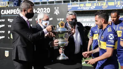 A nueve meses de su consagración, Boca recibió el trofeo de la Superliga