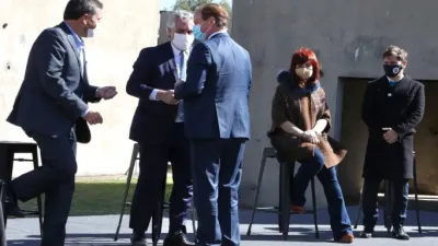 Bordet firmó un convenio con el Presidente para culminar viviendas en la provincia