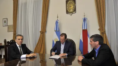 Bordet al firmar la presentación ante la Corte