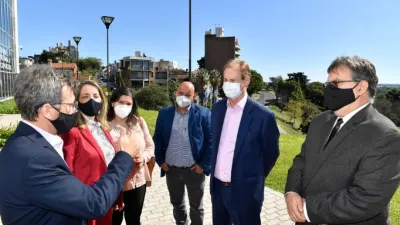 Bordet firmó los contratos para iniciar obras sanitarias y de gas en cuatro localidades