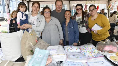 Bordet y Stratta visitaron la plaza Mansilla donde se realiza la Feria de emprendedores y se celebra también el Día del Niño y que cuenta con la participación de más de 100 emprendedoras de toda la provincia.