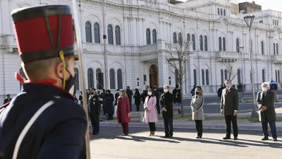 El gobernador estuvo acompañado por la vicegobernadora, Laura Stratta; el intendente de Paraná, Adán Bahl; las ministras de Gobierno y Justicia, Rosario Romero; de Desarrollo Social, Marisa Paira; el vicepresidente del Superior Tribunal de Justicia, Germán Carlomagno; el jefe de Policía, Gustavo Maslein; y su esposa, Mariel Ávila.