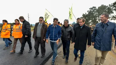 El gobernador Gustavo Bordet junto a un grupo de funcionarios recorrió las obras de la ruta 4 y el acceso a Concordia desde la Autovía Gervasio Artigas (Ruta Nacional N° 14).