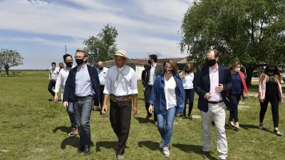 Gustavo Bordet -junto a la vicegobernadora Laura Stratta, y el ministro de la Producción, Juan José Bahillo-, presentó en el Establecimiento San Juan (Departamento Uruguay), el crédito ganadero provincial.