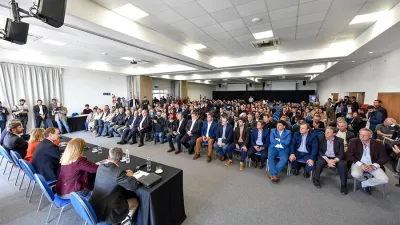 El gobernador Gustavo Bordet realizó en el Centro Provincial de Convenciones de Paraná el anuncio de un nuevo plan de obras viales, educativas y de saneamiento por 3.000 millones de pesos.