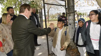El gobernador estuvo en Federal, donde inauguró obras de gas y saneamiento, y firmó el contrato para el nuevo edificio de la escuela secundaria.