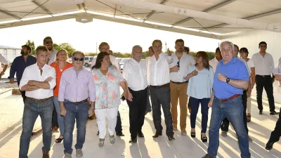 Acompañado por Héctor Motta, el gobernador recorrió el Complejo Avícola de Alta Bioseguridad Cobise II que construye el grupo empresario en Conscripto Bernardi, con una inversión de 16 millones de dólares. 