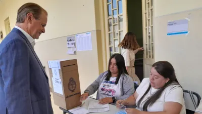 El gobernador Gustavo Bordet votó en la Escuela “Vélez Sarsfield” de Concordia.