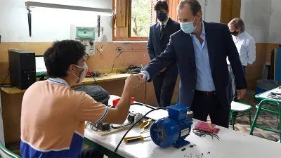 Bordet saluda alumno