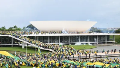 Seguidores del ex presidente brasileño Jair Bolsonaro invadieron hoy el Palacio de Planalto, sede del Ejecutivo, y la Corte Suprema, después de haber irrumpido antes el Congreso Nacional. Repudio por la manifestación golpista y antidemocrática.
