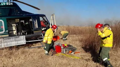El operativo de los brigadistas para controlar el incendio en la zona del Delta comenzó hoy a las 9, conformándose tres cuadrillas de trabajo.