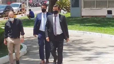 Buffa junto a sus abogados