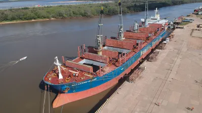 El buque “Matakana Island”, un carguero de 175 metros de eslora con bandera de Hong Kong, cargó unas 20 mil toneladas de troncos de madera de pino entrerriano con destino a China.