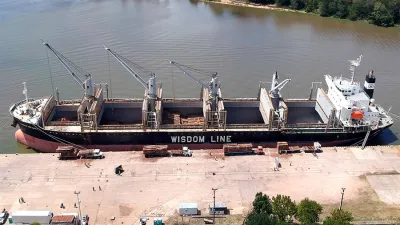 La mayoría de los ultramarinos inician su carga en el puerto de La Histórica, donde embarcan unas 20 mil toneladas, y completan con otras 15 mil en el puerto del Sur entrerriano.