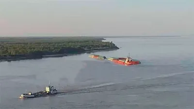 remolcador con barcazas encallado