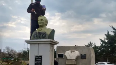 Volvieron a violentar el busto de Kirchner en Concepción del Uruguay