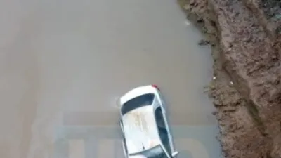 El auto cayó en un arroyo