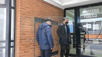 Imagen de archivo de cuando se presentó Bradon Comas a la Fiscalía, acompañado de su abogado Claudio Berón.