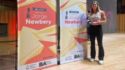 La entrerriana Camila Suáraez recibió el Premio Jorge Newbery a la mejor basquetbolista