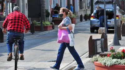 coronavirus caminando con barbijo