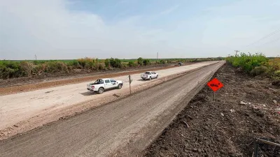 Avanzan las tareas de obra básica para la pavimentación del nuevo ingreso Sur a La Paz. Se trata de 13 kilómetros que unen la Ruta Nacional N° 12 con la zona urbana. Se ejecutan obras de conformación de terraplén, construcción de alcantarillas, limpieza, entre otras.