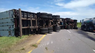 Un camión volcó en la Autovía 14 y provocó demoras