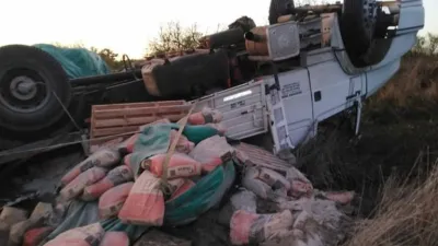 Un camión que viajaba a Feliciano pisó la banquina y volcó