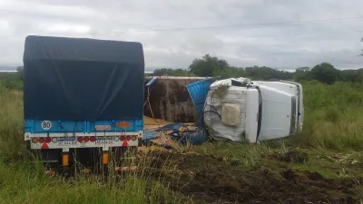 El camión de cereales despistó en la Ruta Nacional N° 12, en inmediaciones del kilómetro 608, frente a la estancia denominada “El Sosiego”.