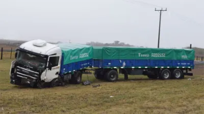La camioneta, Toyota Hilux, en la que iban tres personas, chocó de frente con el camión Scania, que circulaba en sentido contrario, y ambos rodados terminaron sobre la banquina.