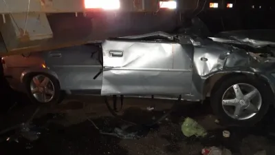 auto incrustado en un camión