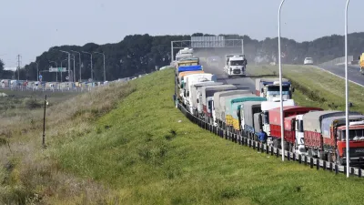 Camiones en el ingreso al puerto de Rosario