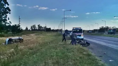 Una camioneta volcó en Autovía 14