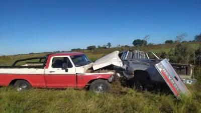 Un conductor resultó lesionado tras el impacto entre dos camionetas
