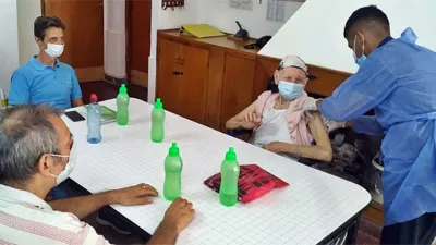 Tienen continuidad los operativos de vacunación contra el coronavirus en residencias geriátricas públicas y privadas. La inmunización de los grupos de mayor riesgo se inició el viernes, en los lugares donde culminó la vacunación de trabajadores de salud.