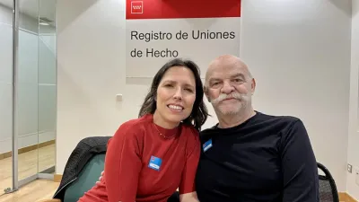 Martín Caparrós y Marta Nebot, el pasado 12 de junio de 2024 en el registro de parejas de hecho de la Comunidad de Madrid.