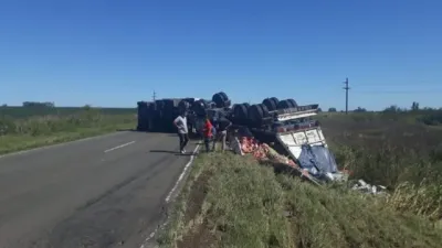 Volcó un camión con yerba y evitaron que se robaran parte de la carga