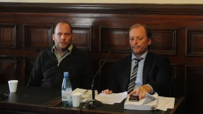 Lucas Carrasco junto a su abogado, Guillermo Vartorelli