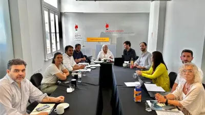 Cabecera. Carrió reapareció en un encuentro en la fundación Hannah Arendt, con críticas al DNU y la Ley Ómnibus.